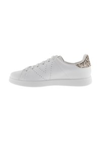 Sneaker bianche basse con allacciatura frontale, dettagli laterali perforati e accentuazione glitterata dorata sul tallone.