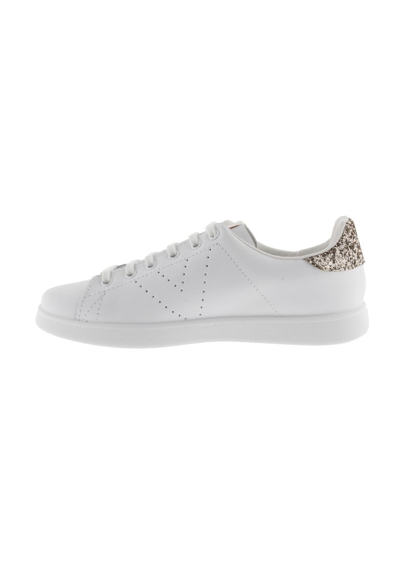 Sneaker bianche basse con allacciatura frontale, dettagli laterali perforati e accentuazione glitterata dorata sul tallone.