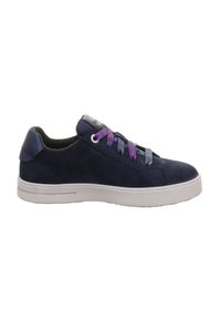 Sneakers in suede blu navy con una suola in gomma bianca, dotati di lacci viola e blu, e un accento testurizzato sul tallone.