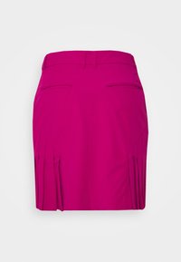 Minifalda plisada fucsia con textura suave, trabillas y dos bolsillos traseros. Diseñada con una cintura ajustada y dobladillo acampanado.