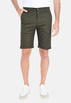 Pantaloni corti verde oliva con vestibilità dritta, orlo risvoltato e tasche frontali. Realizzati in un tessuto morbido, completati con una chiusura a bottone.