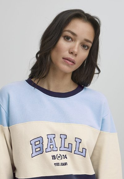 Fargeblokkert sweatshirt i lys blå, krem og mørk blå. Har "BALL" logo med marineblå og lys blå brodering. Myk tekstur.