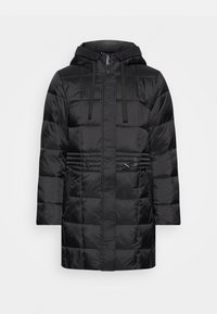 Parka negra acolchada con capucha, que presenta un cierre frontal de cremallera, cintura ajustable con cordón y diseño acolchado. Fabricada en un tejido brillante y suave.