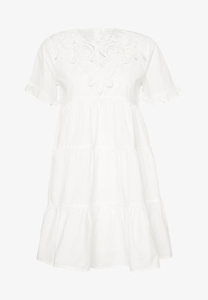 Weißes Baumwollkleid mit kurzen Rüschensäumen, gestuftem Design und gestickten Blumenmotiven am Ausschnitt, mit einem Schlüssellochverschluss hinten.