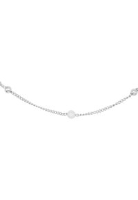 Collana in argento con una perla bianca liscia e due palline metalliche, con un motivo alternato lungo la lunghezza.