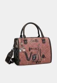 Borsa a tracolla trapuntata rosa con dettagli neri, caratterizzata da scritte decorative, paillettes e un ciondolo. Dotata di manici robusti e di una tracolla removibile.