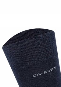 Calcetín navy hecho de tela texturizada con un puño acanalado y un sutil logo en blanco. Diseño sencillo, adecuado para uso casual.