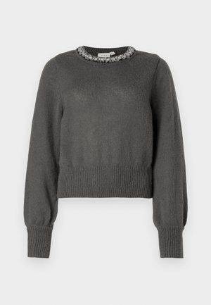 Mørkegrå strikket sweater med lange ærmer og en dekorativ perlekant ved halsudskæringen.