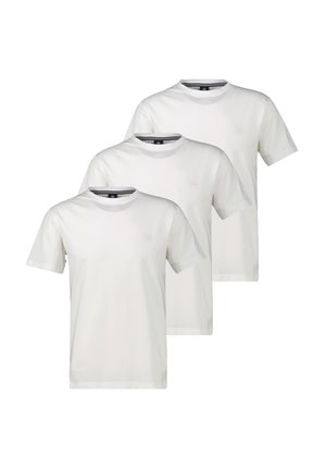 Drie effen witte korte mouwen T-shirts met ronde hals, in een verspringende overlappende schikking gelegd met een klein logo op de linkerborst.