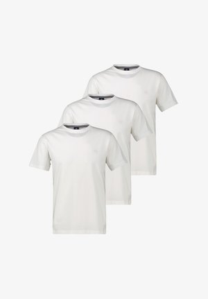 Kolme yksinkertaista valkoista lyhythihaista pyöreäkauluspaitaa, aseteltuna porrastetusti päällekkäin, vasemmassa rinnassa pieni logo.