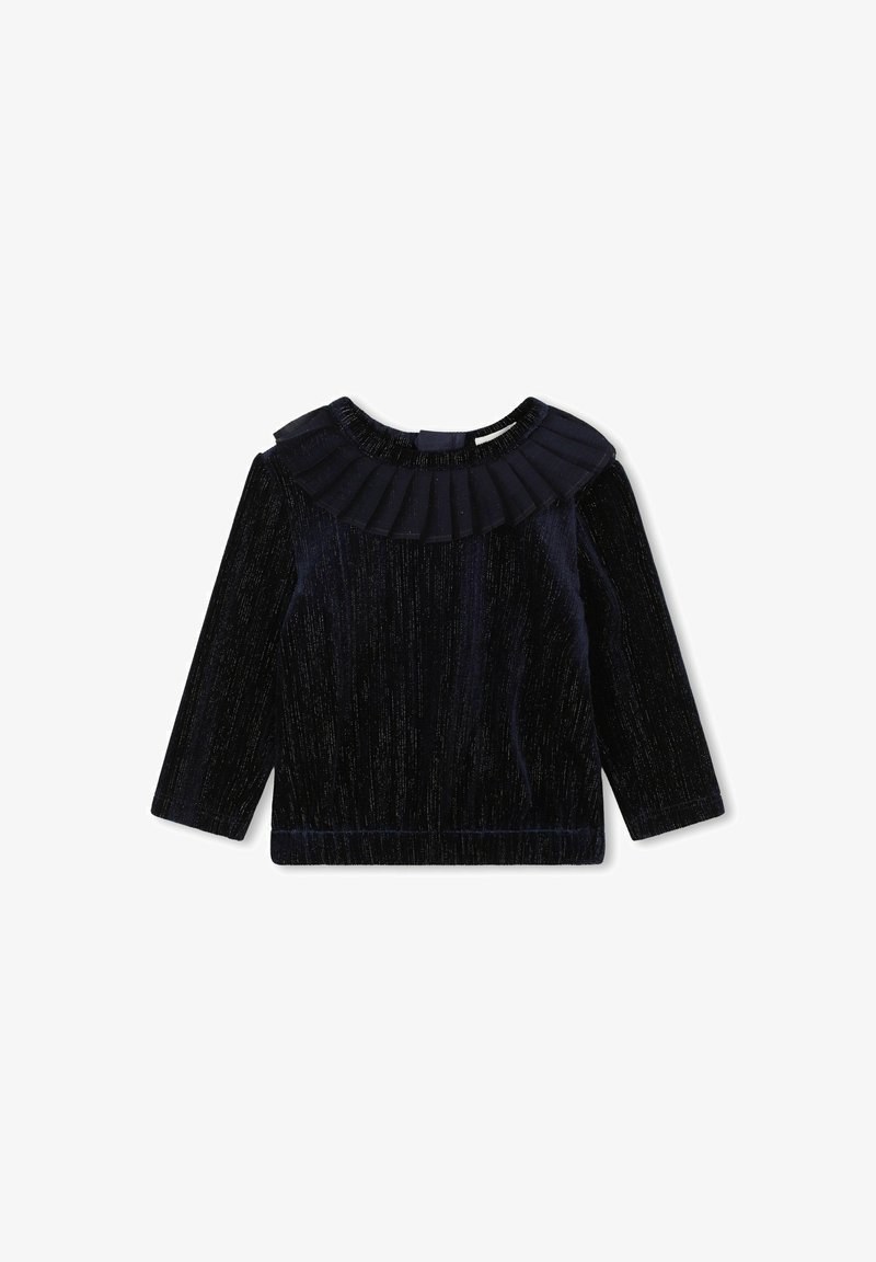 Top à manches longues bleu marine en tissu doux avec un aspect texturé brillant, présentant un col volant plissé et un ourlet droit.