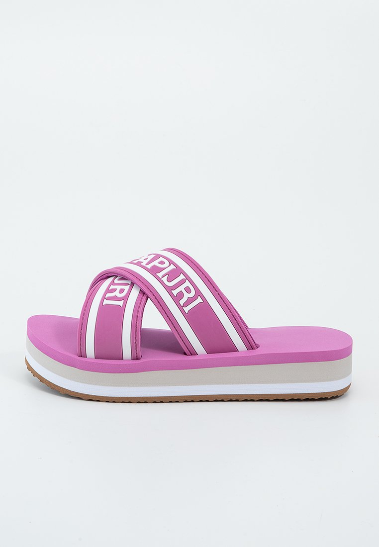 Różowe klapki na platformie z dwoma szerokimi paskami z białym nadrukiem. Gruba podeszwa platformy w warstwach kolorów: różowym, białym i beżowym. Tekstura gumowa.
