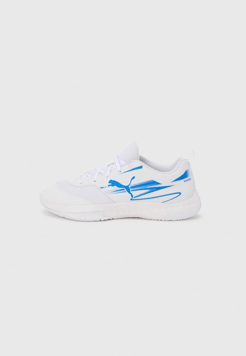 Chaussure de sport avec une tige en mesh blanche et des rayures d'accent bleu. Dispose d'un système de laçage et d'une semelle en caoutchouc texturée pour une meilleure adhérence.