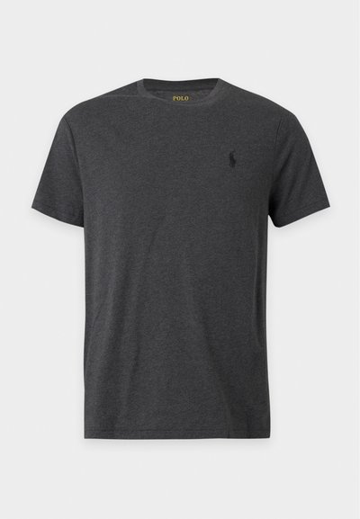 Σκούρο γκρι κοντομάνικο T-shirt με στρογγυλή λαιμόκοψη, με μικρό μαύρο κεντημένο λογότυπο αλόγου στο αριστερό στήθος και το κείμενο "POLO" μέσα στη λαιμόκοψη.