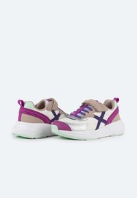 Sneakers beige, argento e viola con mesh sintetico e suola in gomma. Caratteristiche includono una linguetta imbottita e accenti a contrasto.