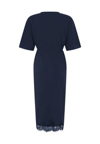 Robe midi bleu marine à manches courtes, taille cintrée, et bordure en dentelle florale à l'ourlet, vue de dos.