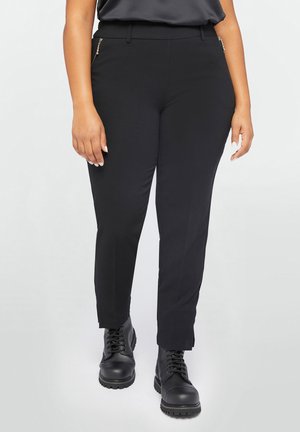 Pantaloni negri slim-fit cu buzunare laterale cu fermoar, material neted și cusături în contrast. Asortați cu botine negre cu șireturi pentru un aspect armonios.