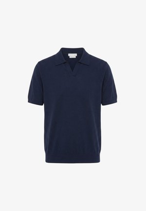 Polo blu navy a maniche corte con colletto a V aperto e orlo a coste, mostrato su sfondo bianco.