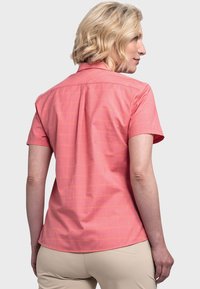 Kurzarmhemd in Korallenfarbe mit kariertem Muster, Button-Down-Kragen und Rückenfalte, aus leichtem Stoff gefertigt.
