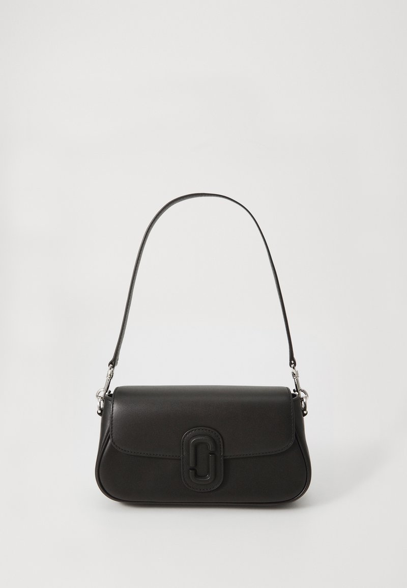 Svart läderhandväska med en strukturerad form, platt topp, tunn rem och en framträdande logotypdetalj på framsidan. Slät textur.