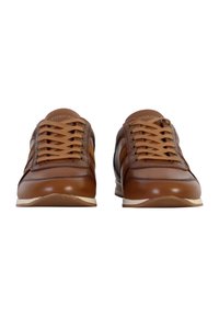 Sneaker in pelle marrone con punta tonda, lati texture e suola beige a contrasto. Presenta lacci piatti e dettagli di cucitura su tutta la tomaia.