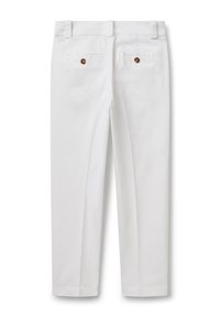 Pantaloni bianchi su misura mostrati di spalle con passanti per cintura, due tasche a filetto con bottone e vestibilità dritta.