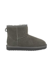Stivaletto alla caviglia in suede grigio con fodera morbida, punta arrotondata e suola in gomma testurizzata. Presenta un pull tab sul retro e cuciture a vista.