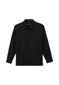 Camisa negra de manga larga en un tejido texturizado, con frente de botones, cuello y un bolsillo en el pecho.
