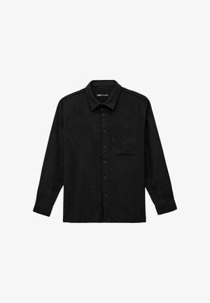 Camicia nera a maniche lunghe in un tessuto strutturato, con chiusura a bottoni frontale, colletto e una singola tasca sul petto.