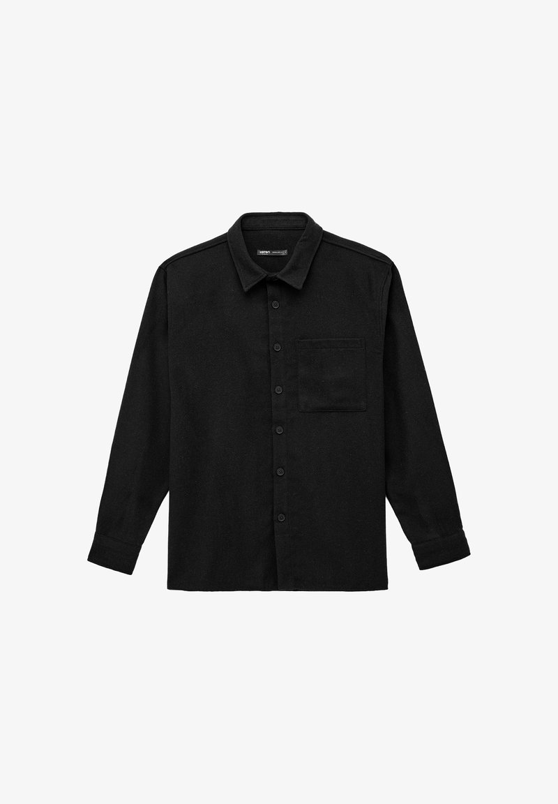 Camisa negra de manga larga en un tejido texturizado, con frente de botones, cuello y un bolsillo en el pecho.
