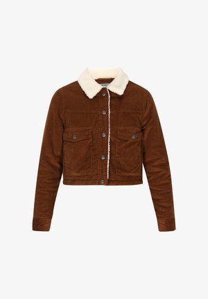 Barna kordbársony rövid kabát, krémszínű műszőrme gallérral. Két mellzsebbe és ezüst gombokkal záródik elöl.