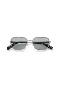 Suositun muotoiset suorakulmaiset aurinkolasit, joissa on harmaat linssit, metallinhohtoinen hopeakehys ja mustat akryyliotteet. Kevyet ja minimalistisen tyyliset.