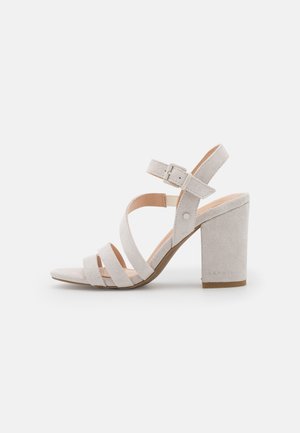 Aukštakulniai sandalai - off white