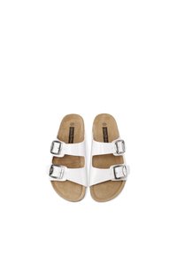 Sandali bianchi con due fibbie argentate regolabili, superficie superiore liscia e una soletta in pelle marrone. Design piatto con punta aperta.
