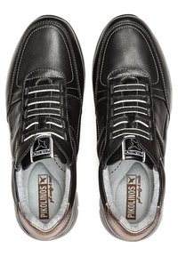 Schwarze Leder-Sneaker mit glatter Textur, weißen Nähten und metallisch bronzefarbenen Akzenten am Kragen. Pikolinos-Logo auf der Zunge.