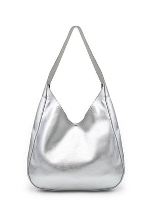 Borsa hobo in pelle argento con una finitura morbida e testurizzata. Presenta una tracolla larga e piatta e un'apertura ovale distinta nella parte superiore.