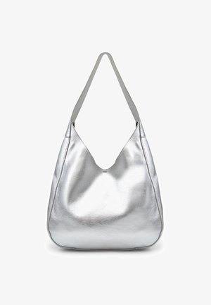 Borsa hobo in pelle argento con una finitura morbida e testurizzata. Presenta una tracolla larga e piatta e un'apertura ovale distinta nella parte superiore.