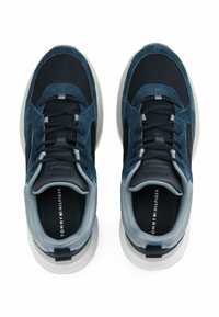 Sneakers blu navy con tomaia in suede e mesh, suola in gomma, punta rotonda e accenti azzurri a contrasto attorno al colletto e al tallone.