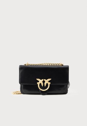 Borsa a tracolla in pelle nera con tracolla in catena dorata e chiusura ad anello dorato, con due uccelli che si fronteggiano sulla patta anteriore.