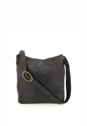 Borsa a spalla in pelle nera con finitura texturizzata, un'accessorio rotondo dorato sulla tracolla e piccole borchie metalliche lungo il bordo superiore.