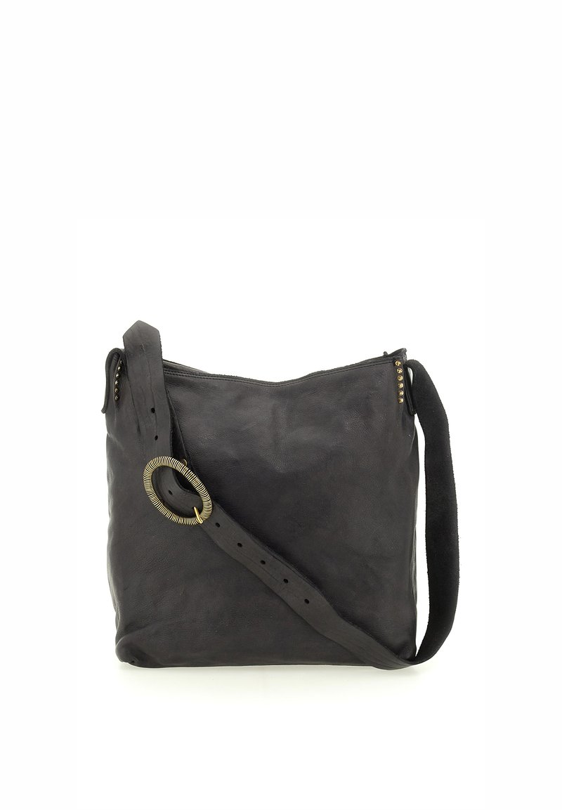 Borsa a spalla in pelle nera con finitura texturizzata, un'accessorio rotondo dorato sulla tracolla e piccole borchie metalliche lungo il bordo superiore.