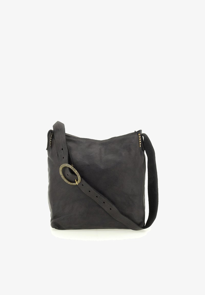 Borsa a spalla in pelle nera con finitura texturizzata, un'accessorio rotondo dorato sulla tracolla e piccole borchie metalliche lungo il bordo superiore.