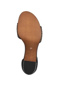 Schwarze Absatzsandale mit gewebtem Riemendesign; glatte Holzoberfläche auf der Sohle; Größe 37 auf der Unterseite markiert.