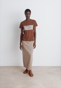 Mads Nørgaard SINGLE TRENDA TEE - Nyomott mintás póló - cambridge brown