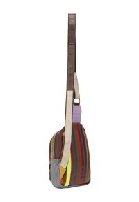Skuldertaske med et patchwork-design i flere farver. Lavet af blødt stof, med en brun rem og en lille lilla accent.