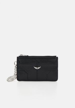 Portefeuille en cuir noir avec accessoires en métal argenté. Il dispose d'une fermeture à glissière, de deux emplacements pour cartes, d'un motif d'ailes en relief, et d'une chaîne avec porte-monnaie.