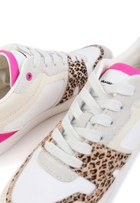 Zapatillas con una parte superior de cuero blanco, acentos de ante gris, paneles laterales de estampado de leopardo y detalles en rosa en el talón y los ojales.