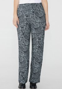 Široké kalhoty z tmavé látky s jemným paisley vzorem. Hladký materiál s volným střihem a bočními kapsami.