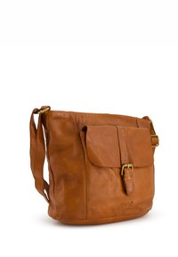 Braune Leder-Schultertasche mit einer Vorderklappe mit Schnalle, verstellbarem Riemen und weicher, texturierter Oberfläche. Das Logo ist auf der Vorderseite geprägt.