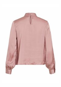 Blusa de satén rosa con mangas largas, cuello alto y cierre de botones en la parte posterior. Presenta mangas abullonadas y puños con botones.